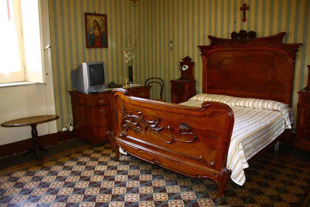 B&B Sotto I Pini Zafferana Etnea Oda fotoğraf